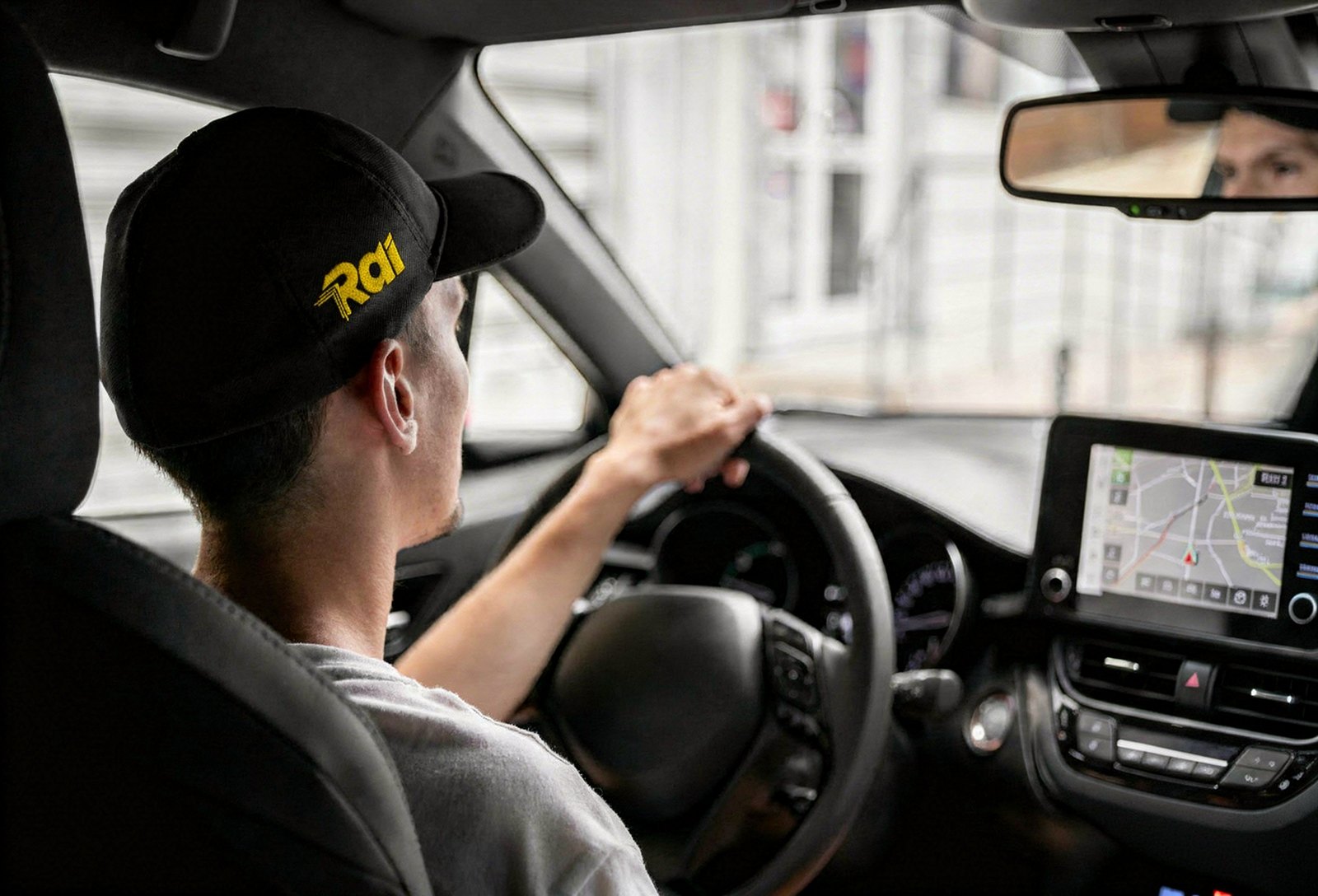 Conductor independiente asociado a TAXI RAI LLC manejando con asistencia de navegación
